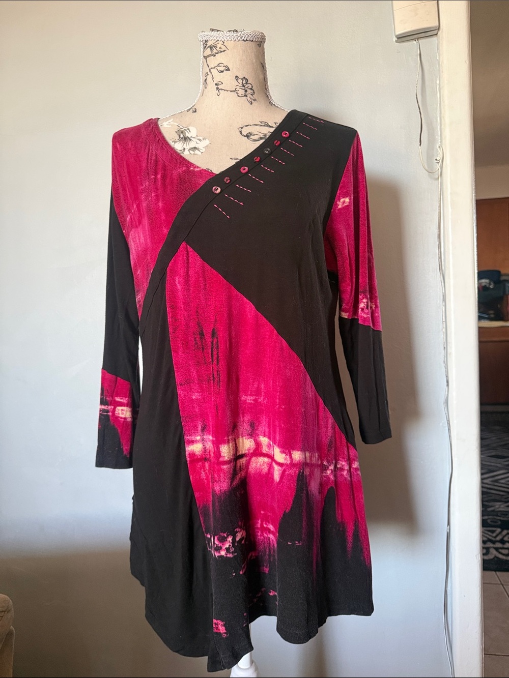 Parsley & Sage Black and Fuchsia Long-Sleeve Asymmetrical Tunic Dress